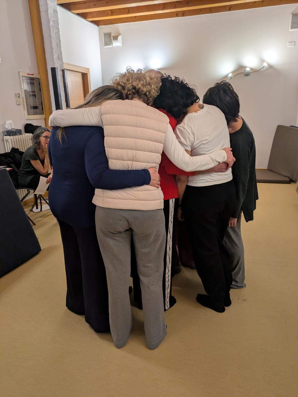 Cerchio di chiusura del workshop, un abbraccio di gruppo