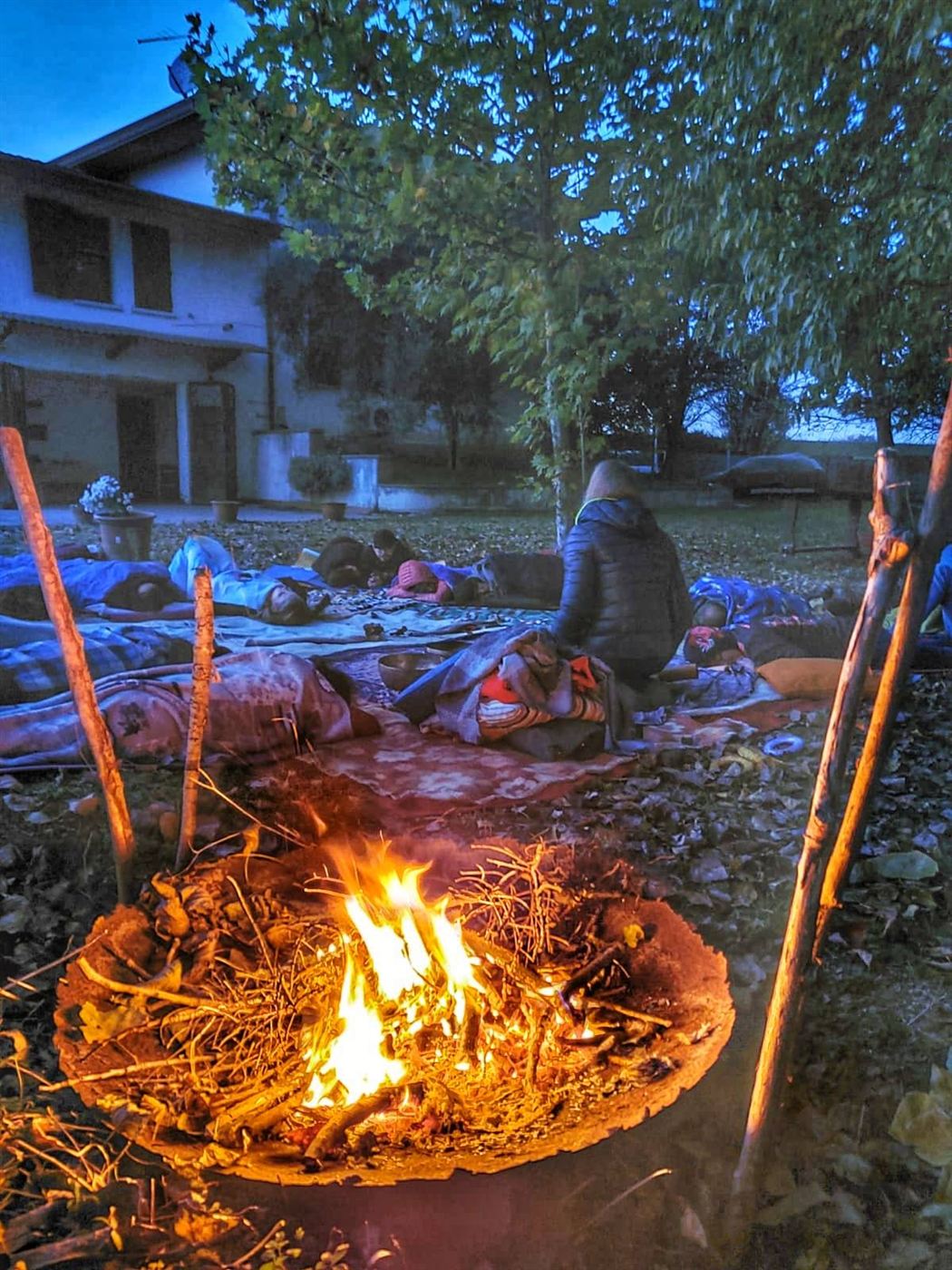Il fuoco al centro del cerchio la sera