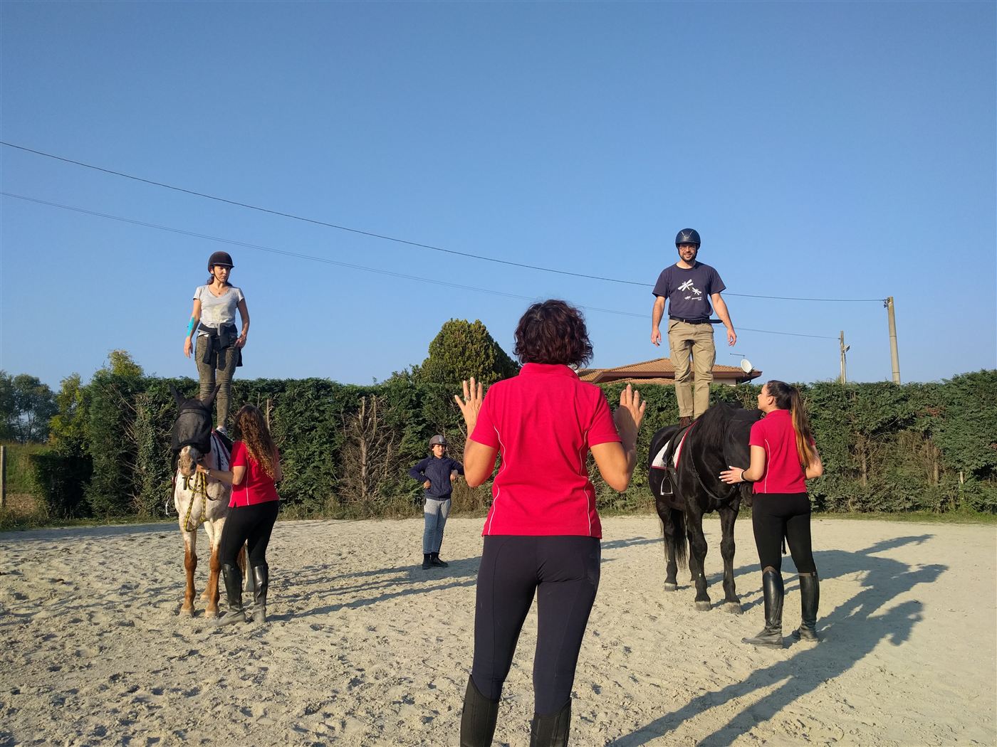 Partecipanti con i cavalli nel campo di ASD Redini alla Mano