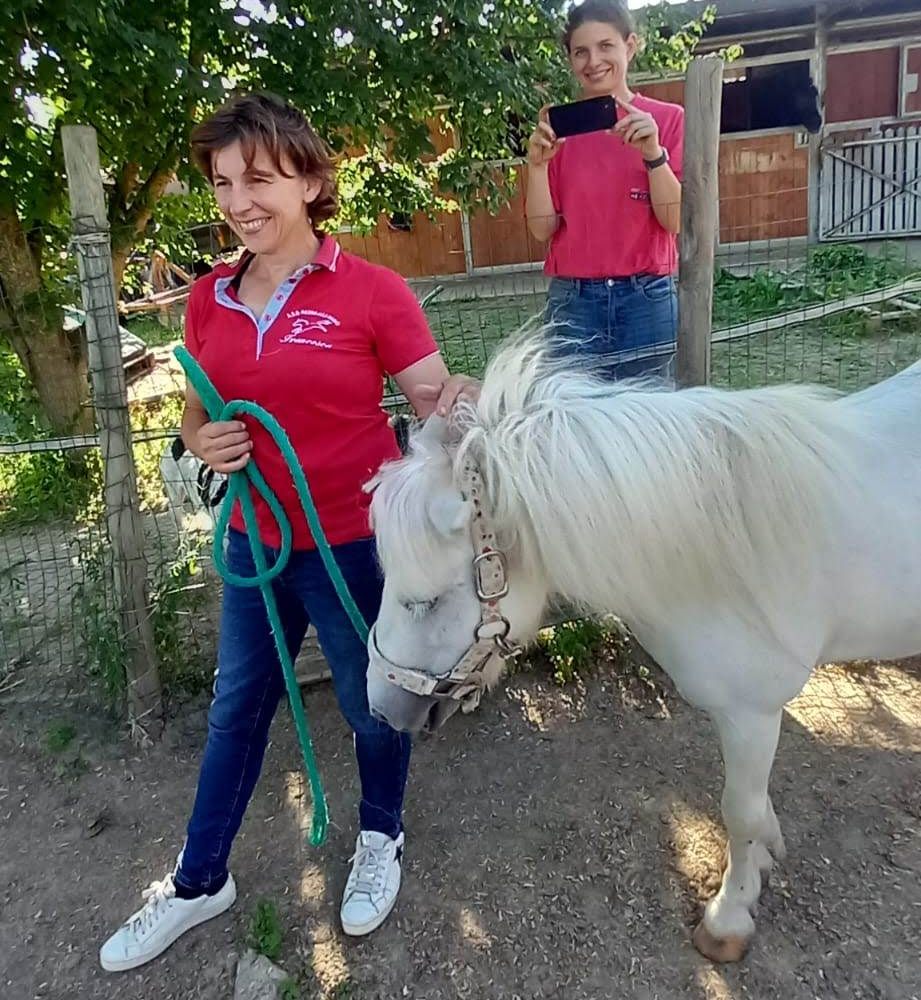Francesca e Sabrina di ASD Redini alla Mano con un pony bianco