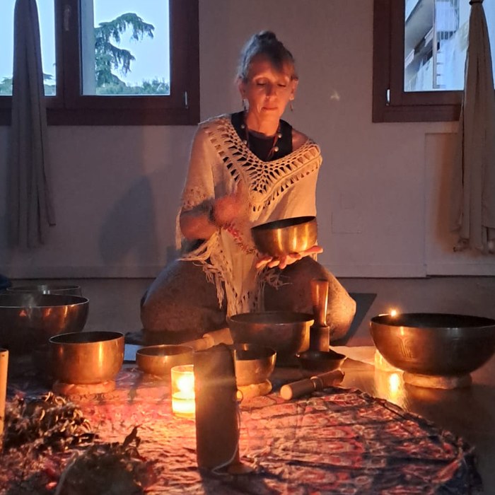 Barbara Visentin tra le campane tibetane a lume di candela