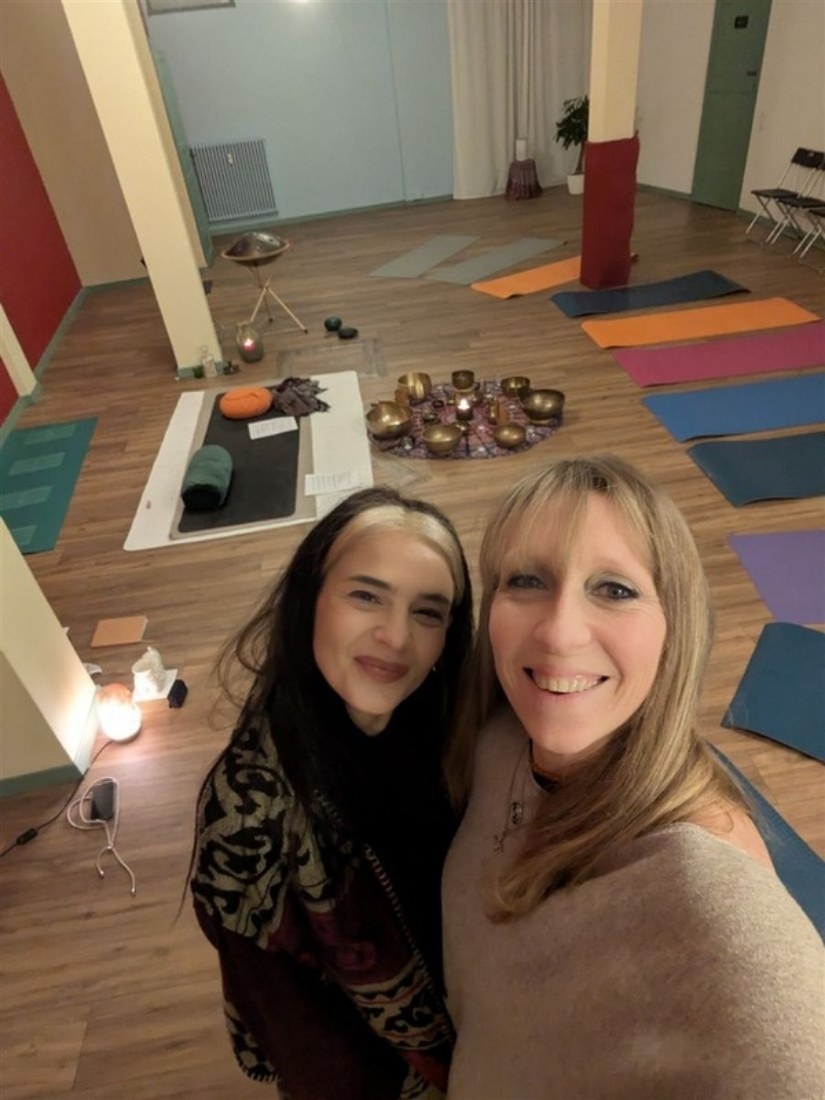 Barbara Visentin e Padma Masin Astu nella sala con le campane tibetane