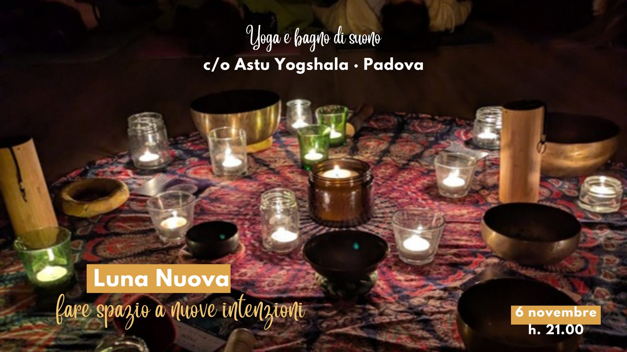Campane tibetane e candele accese per il bagno di suono di Luna Nuova